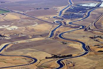1024px-Kluft-Photo-Aerial-I205-California-Aqueduct-Img_0038.jpg