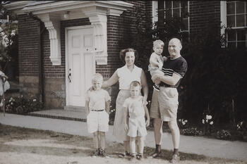 1950s_family_Gloucester_Massachusetts_USA.jpg 1950s_family_Gloucester_Massachusetts_USA.jpg
