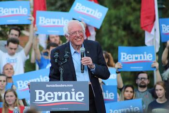 Bernie_Sanders_smiling_at_UNC-Chapel_Hill.jpg Bernie_Sanders_smiling_at_UNC-Chapel_Hill.jpg