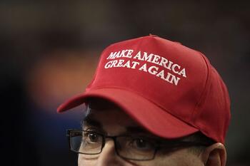 Make_America_Great_Again_hat_(27149010964).jpg Make_America_Great_Again_hat_(27149010964).jpg