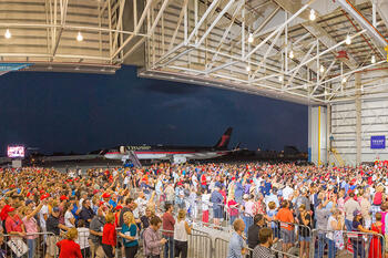 Trump_rally_airport-hangar.jpg Trump_rally_airport-hangar.jpg