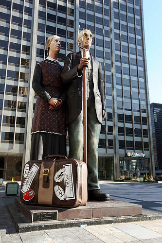 american-gothic-statue.jpg american-gothic-statue.jpg