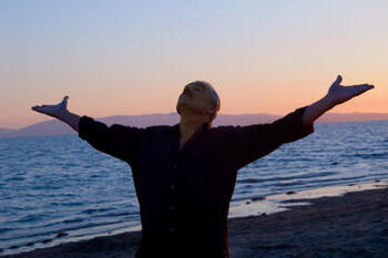 california-arms-iStock_000003040219XSmall.jpg