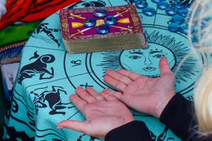 palmreader.jpg palmreader.jpg