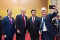 1200px-Turnbull_selfie_with_Xi_Trump_Quang.jpg 1200px-Turnbull_selfie_with_Xi_Trump_Quang.jpg